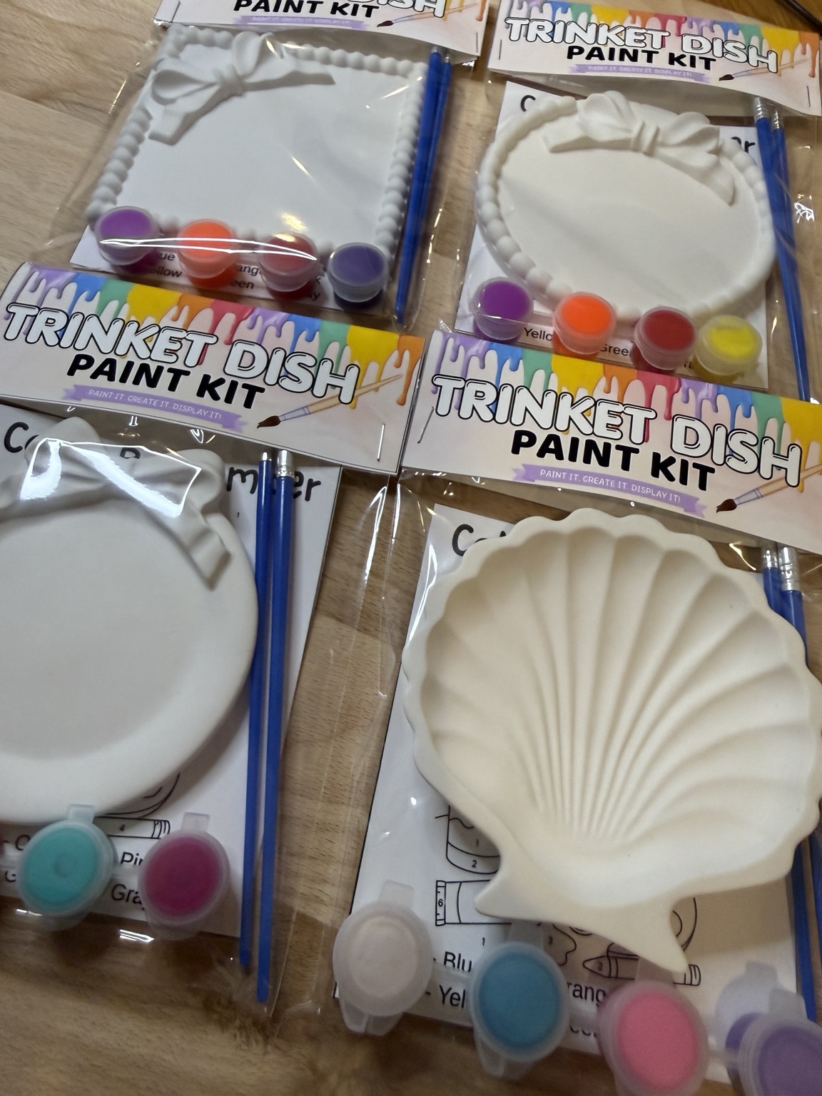 Close-up trinket dish paint kit